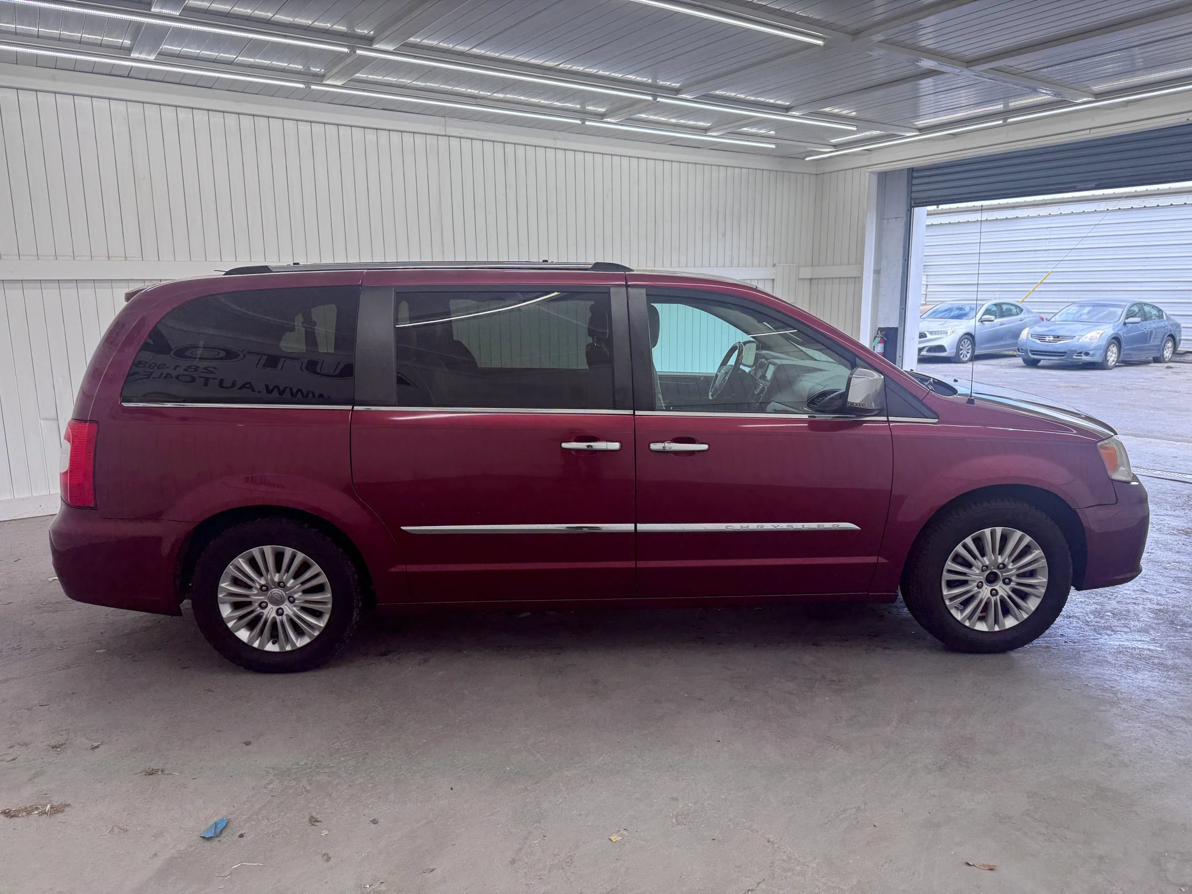 Used 2012 Chrysler Town & Country Limited FWD image 4