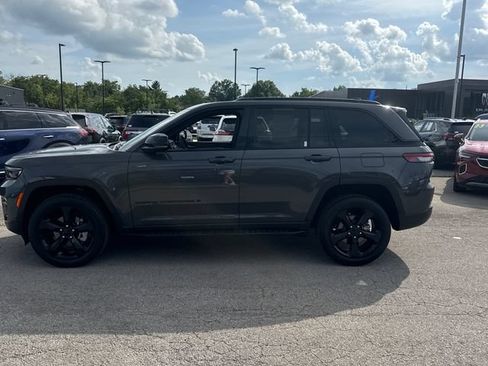 Used 2025 Jeep Grand Cherokee Limited w/ Luxury Tech Group II AWD/4WD image 2