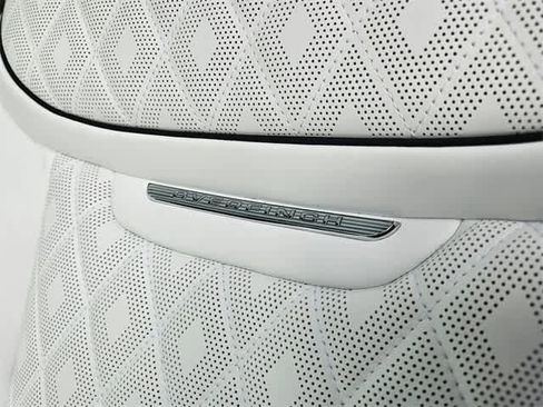 Used 2025 Land Rover Range Rover Long Wheelbase Autobiography image 17