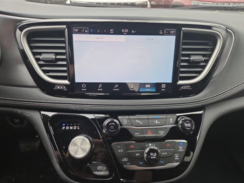 New 2026 Chrysler Pacifica Select image 10