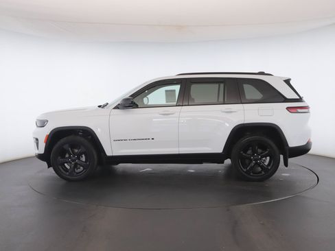 Used 2023 Jeep Grand Cherokee Altitude AWD/4WD image 21