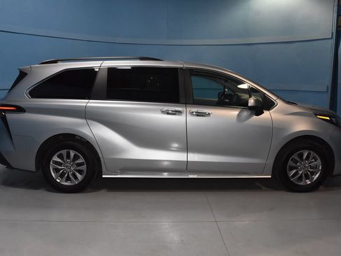 Used 2024 Toyota Sienna XLE FWD image 21