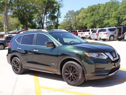 Used 2018 Nissan Rogue SV w/ Premium Package image 2