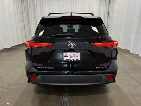 Used 2022 Toyota Highlander XLE AWD/4WD image 4