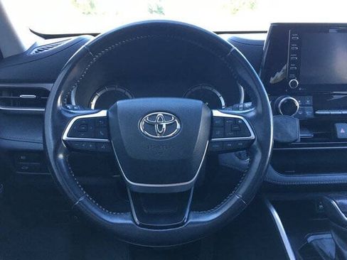 Used 2022 Toyota Highlander XLE AWD/4WD image 11