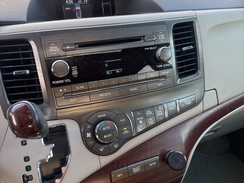 Used 2013 Toyota Sienna XLE image 6