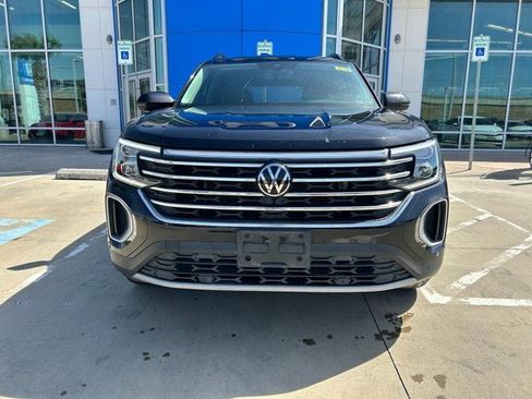 Used 2024 Volkswagen Atlas SE w/ Black Wheel Package image 4