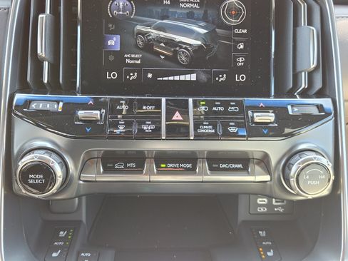 Used 2023 Lexus LX 600 4WD w/ Luxury Package image 22
