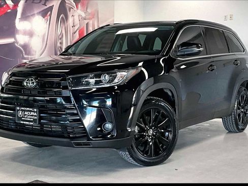 Used 2019 Toyota Highlander SE image 1