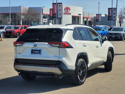 Used 2022 Toyota RAV4 SE w/ Convenience Package image 5