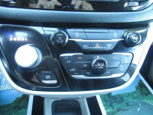 Used 2020 Chrysler Voyager LX image 23