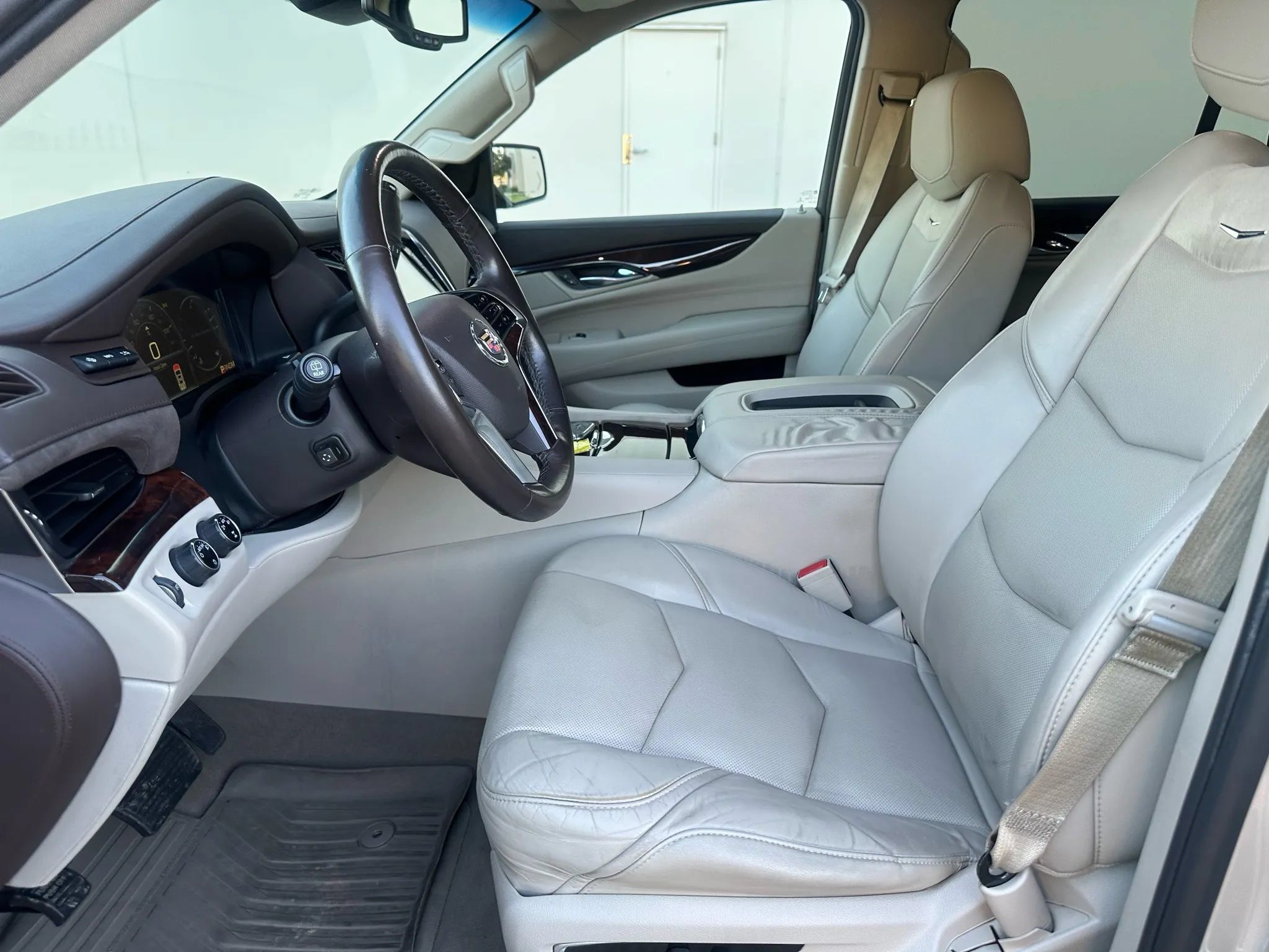 Used 2015 Cadillac Escalade Luxury AWD/4WD image 16