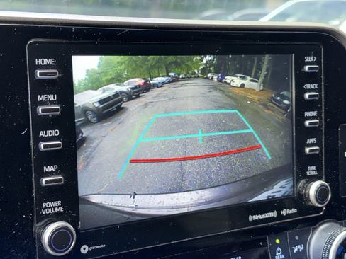 Used 2022 Toyota Highlander XLE FWD image 4