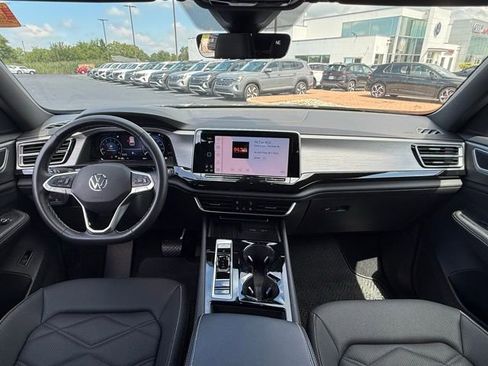 Used 2025 Volkswagen Atlas Cross Sport SE w/ Panoramic Sunroof Package image 16