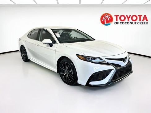 Used 2024 Toyota Camry SE w/ Convenience Package FWD image 1