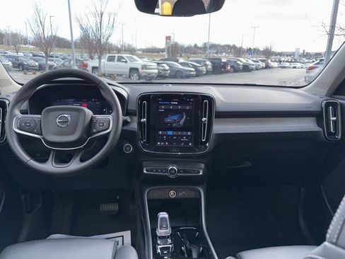 Used 2025 Volvo XC40 B5 Plus image 29