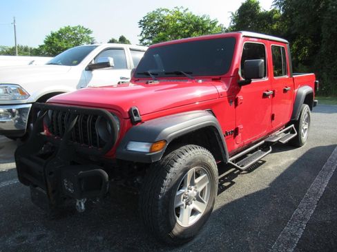 Used 2024 Jeep Gladiator Sport AWD/4WD image 2