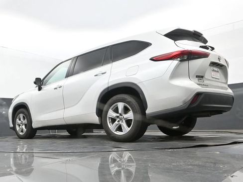 Used 2022 Toyota Highlander L FWD image 10