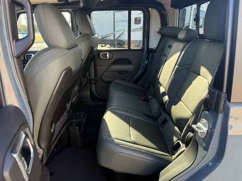 Used 2025 Jeep Gladiator Mojave w/ Convenience Group image 17