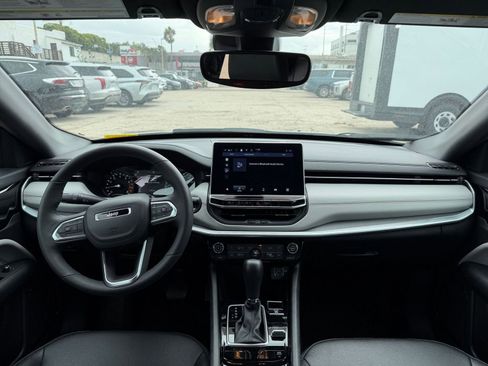 Used 2025 Jeep Compass Limited image 33