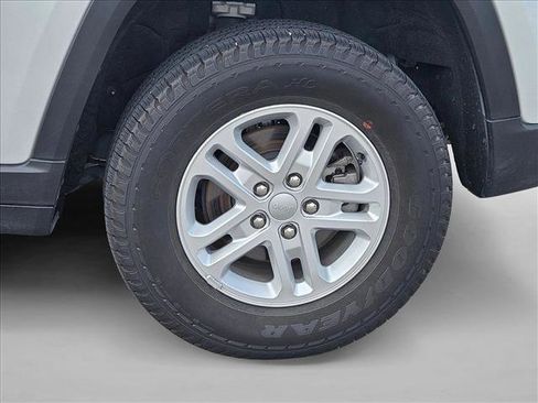 Used 2024 Jeep Grand Cherokee Laredo RWD image 14