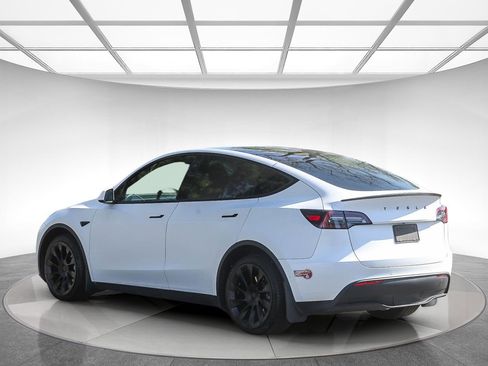 Used 2022 Tesla Model Y Long Range image 2