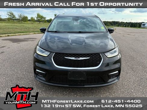 Used 2023 Chrysler Pacifica Touring-L AWD/4WD image 3