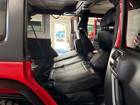 Used 2014 Jeep Wrangler Unlimited Rubicon w/ Connectivity Group AWD/4WD image 33
