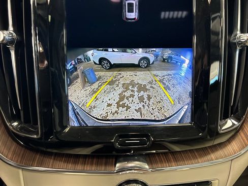 Used 2022 Volvo XC60 T8 Inscription Expression w/ Advanced Package AWD/4WD image 23
