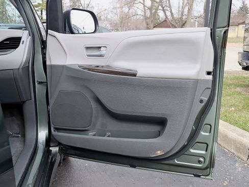 Used 2018 Toyota Sienna XLE w/ XLE Navigation Package image 33