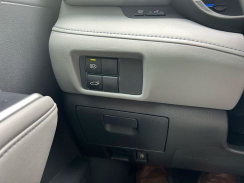 Used 2023 Toyota Highlander XLE AWD/4WD image 14