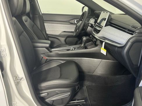 New 2025 Jeep Compass Latitude image 30