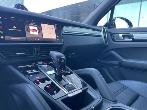 Certified 2023 Porsche Cayenne Platinum Edition image 35