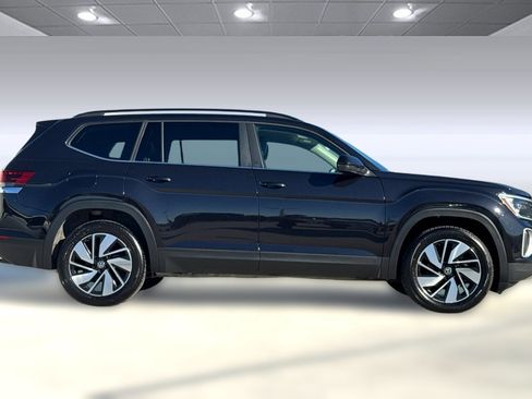 Used 2024 Volkswagen Atlas SE image 2