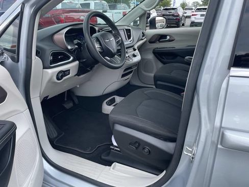 Used 2023 Chrysler Voyager LX FWD image 16