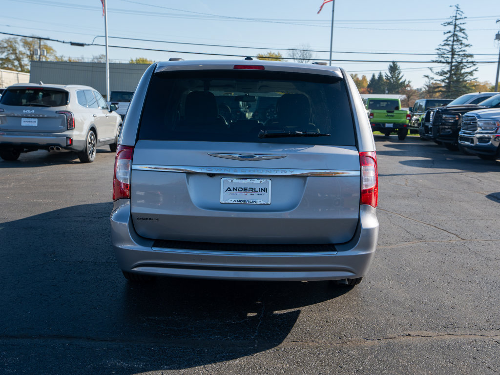 Used 2016 Chrysler Town & Country Touring w/ Driver Convenience Group FWD image 6