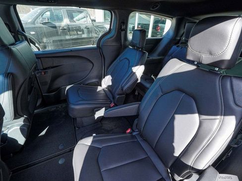 New 2026 Chrysler Pacifica Select image 32