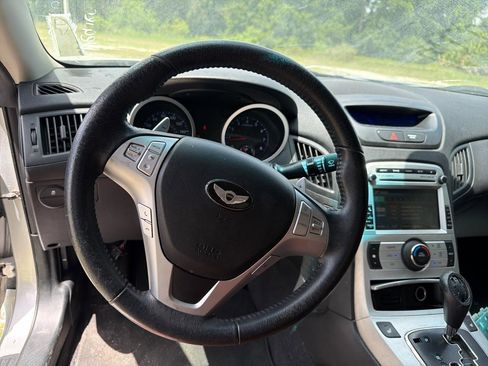 Used 2010 Hyundai Genesis 3.8 RWD image 10