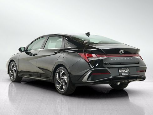Used 2025 Hyundai Elantra SEL FWD image 3