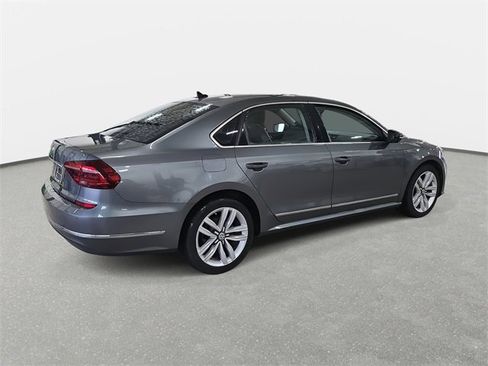 Used 2017 Volkswagen Passat 1.8T SE image 5