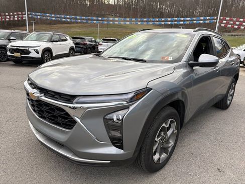 Used 2025 Chevrolet Trax LT w/ LT Convenience Package image 10