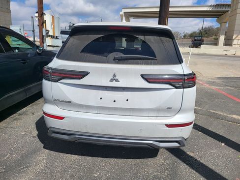 Used 2025 Mitsubishi Outlander SE image 13