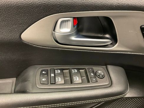 Used 2024 Chrysler Pacifica Premium image 17