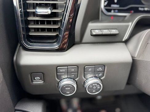Used 2025 GMC Sierra 1500 AT4 w/ AT4 Premium Package AWD/4WD image 16
