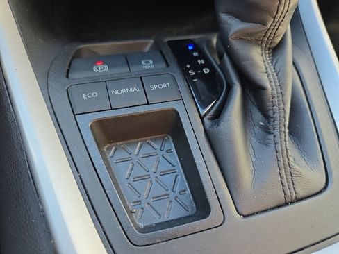 Used 2020 Toyota RAV4 XLE image 28