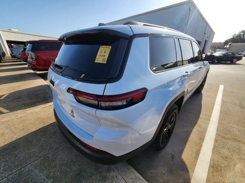 Used 2024 Jeep Grand Cherokee L Laredo RWD image 4