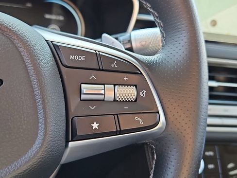 Used 2025 Genesis G70 2.5T image 26