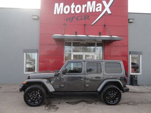 Used 2025 Jeep Wrangler Unlimited Sahara w/ Safety Group image 6