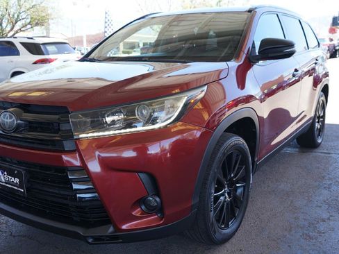 Used 2019 Toyota Highlander SE w/ Nightshade Edition FWD image 7