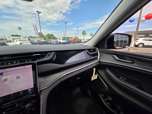 Used 2023 Jeep Grand Cherokee 4WD 4xe image 28